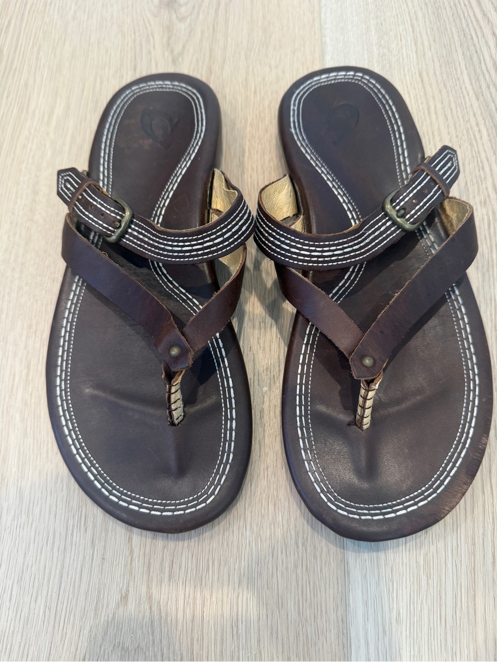 OluKai Brown Leather Thong Sandals with White Stitching Dark Java 8 - Picture 3 of 7